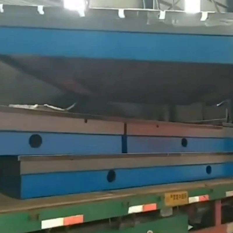 Oito plataformas de ferro fundido estão sendo carregadas no veículo para envio