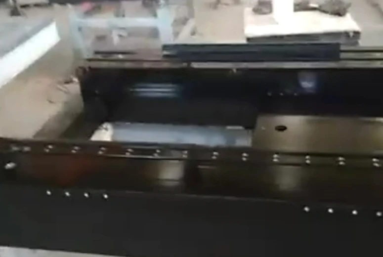 Componentes de granito com furos perfurados e peças inseridas