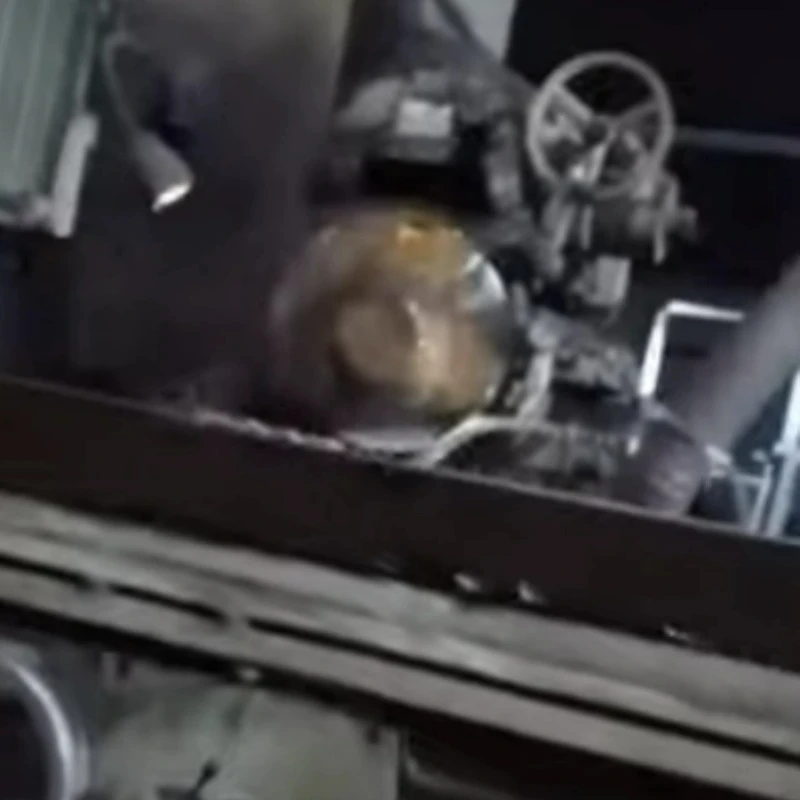 As almofadas de altura igual estão sendo processadas na máquina de moagem